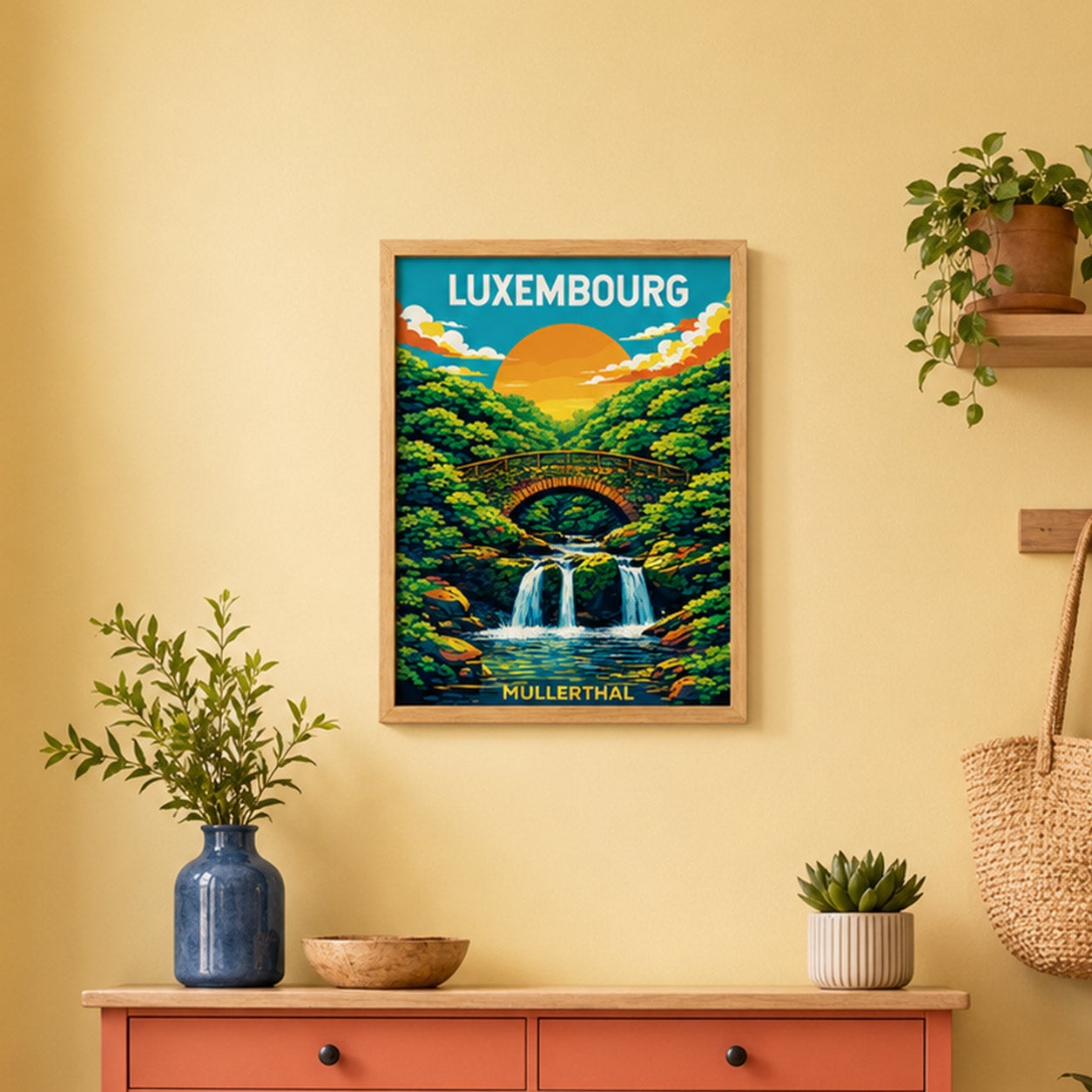 Affiche Luxembourg – Mullerthal en situation, décoration murale souvenir Luxembourg | Luxembourg Mullerthal poster in room setting, wall decor souvenir | Luxemburg Mullerthal Poster als Wanddekoration, Souvenir