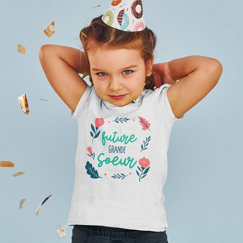 fille avec des paillette et un chapeau de fête portant un t shirt future grande soeur