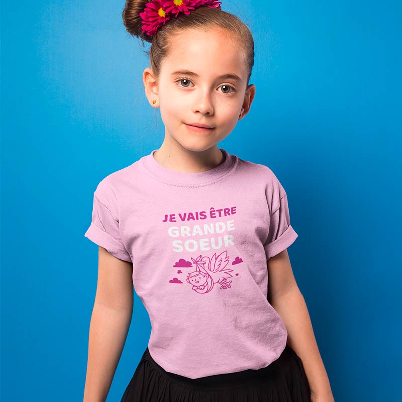 jeune fille avec un t shirt rose je vais être grande soeur