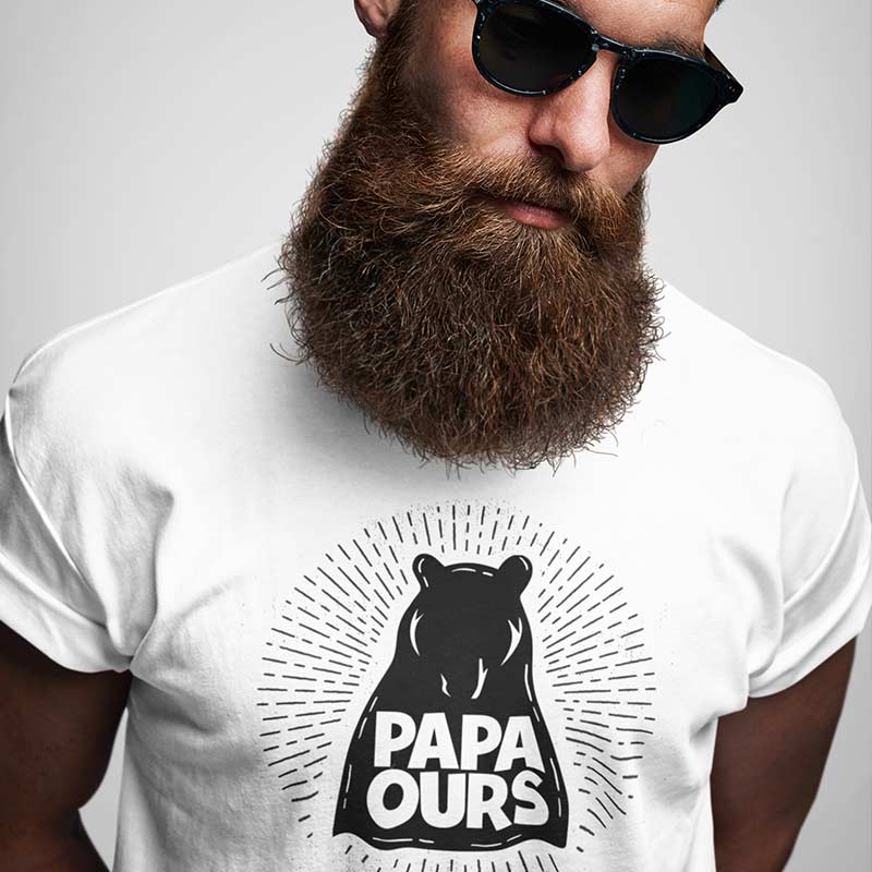 homme avec lunettes de soleil portant u n tee shirt papa ours blanc