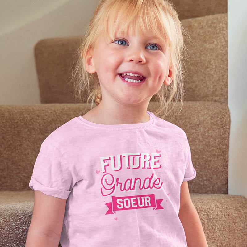petite fille blonde avec t shirt future grande soeur