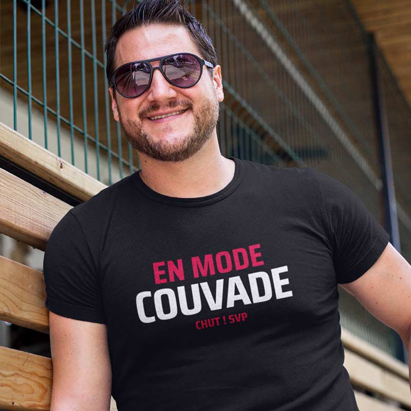 papa en lunette de soleil avec un t shirt noir avec message en mode couvade